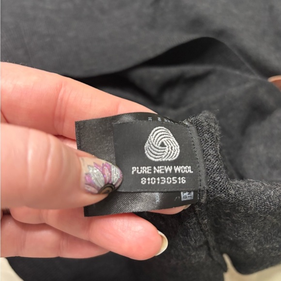 Uniqlo Men’s Size XXL 100% Wool V Neck Solid Dark Grey Charcoal Sweater - Picture 6 of 8